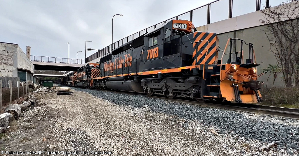 WE 7013 shoves into the siding at Summit St. aka Rock Cut Siding.